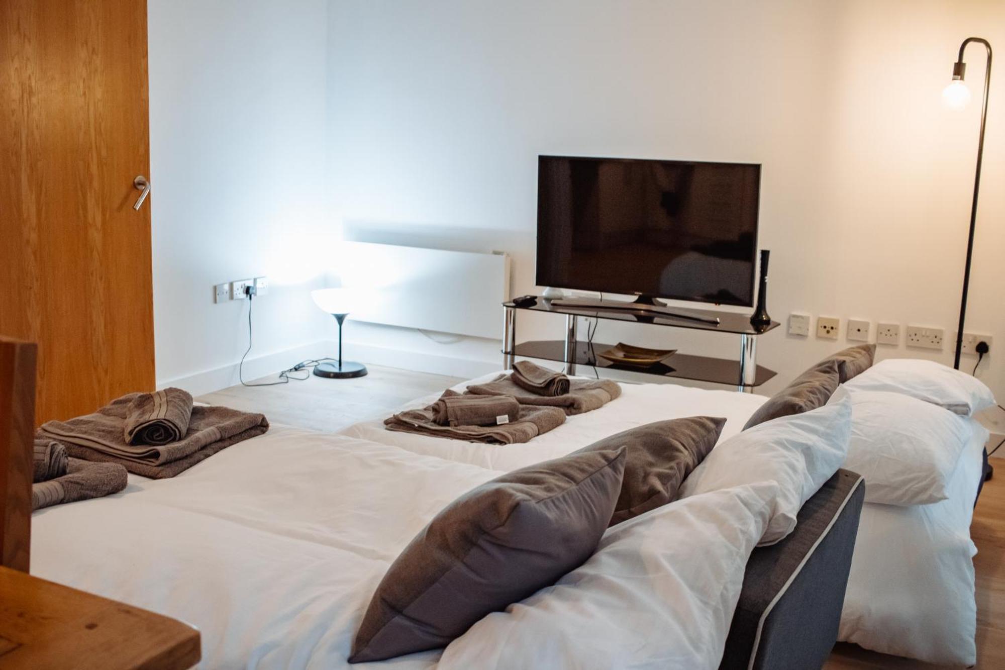 Central & Spacious, Sleeps 8, Perfect For Groups リーズ エクステリア 写真
